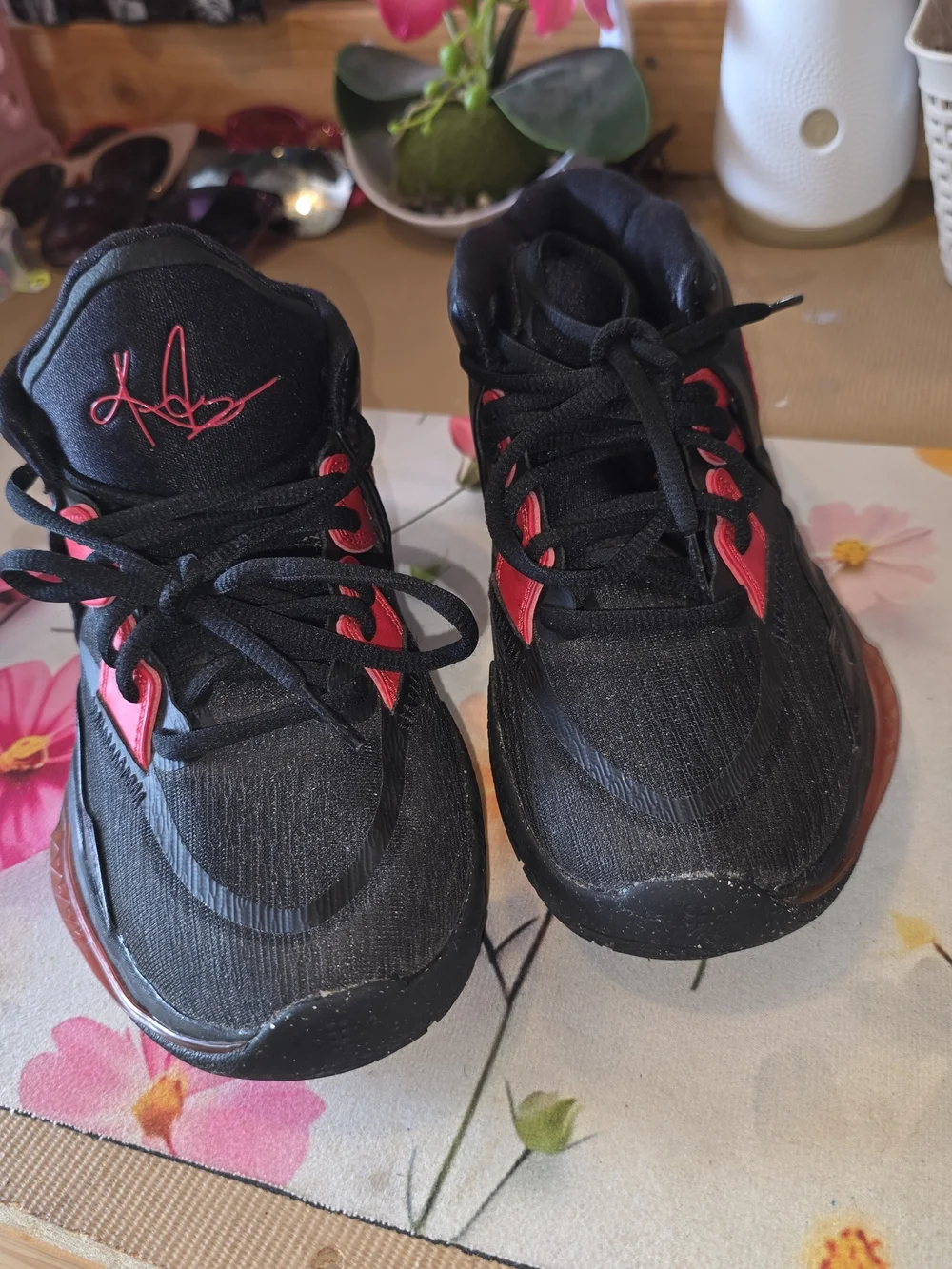Nike Kids Black and Red Accent Sneakers - 1111 Detail